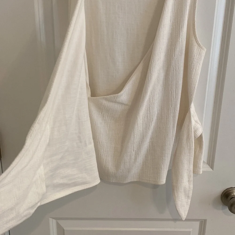 Ann Taylor Knot front top - Picture 3 of 5